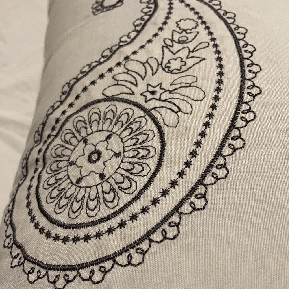 2 pillows - Picture 5 of 8